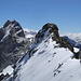 Die letzten Meter auf dem Westgrat, kurz vor dem langersehnten Gipfel des Petit Mont Collon 3556m. Hinten links der L'Eveque 3716m, wo wir am Vortag waren.