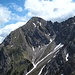 Roter Stein - von der Vorderen Suwaldspitze gesehen.
Der W-Anstieg (Normalweg) führt über die Grasschulter (links unter dem Gipfel - Serpentinen sind auf dem Foto erkennbar) und anschließend an dem N-Grat empor