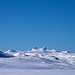 In der Ferne die Gipfel des norwegischen Storsteinsfjellet