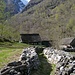 Alter Karrenweg von Rosed - im Hintergrund der Eingang des Val Calnegia.