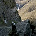 Steinmann am Weg nach Oglie - im Hintergrund der Wasserfall von Foroglio