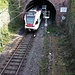 Ein FLIRT der S5 verschwindet auf dem Weg nach Lörrach im Tüllinger Tunnel.