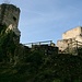 Ein erster Blick auf die Burganlage von Landskron mit dem Turm und dem Bergfried.