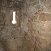 Im Innern des Bergfriedes ist es ziemlich dunkel. Licht dringt nur durch solche schlitzförmigen «Fenster» ein.