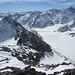 Ewigschneehorn – Tiefblick auf den Lauteraargletscher, links Trifthorn und Grienbärgligletscher, hinten rechts das felsige Oberaarhorn…