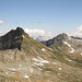 Rückblick auf die bisher erreichten Gipfel - links Madone 2395m, rechts Cima dell'Uomo 2390m