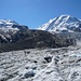 Dank den Markierungsstangen findet man den Weg über den Gletscher.