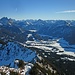 28.12.2013: Blick ins Tannheimer Tal zum Haldensee; links Gehrenspitze, Kellespitze, Gimpel und Rote Flüh, rechts die Krinnespitze.
