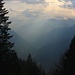 Aussicht von der Alp de Comun (1534m) ins über 1200m tiefer liegende untere Misox in Richtung Bellinzona.