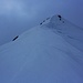 Auf etwa 2500m erreiche ich aus der Nordwestflanke den Nordgrat. Zum Gipfel des Pizzo Paglia (2593,0m) hin wird er nochmals etwas steiler doch ist er mit Schneeschuhen gut begehbar.