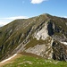 Pizzo d'Orgnana 2219m, links Mött di Pègor 2169m, Aufstieg vom Sattel aus, den blau-weissen Markierungen entlang