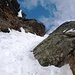 Die erste paar Meter sind schmal. Mit etwas mehr Schnee könnte man dies mit den Ski abrutschen, heute reichte es nicht.<br />Beim Fotostandort wurden die Skis wieder montiert.