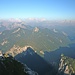 20.07.2010: Der Gipfelblick reicht über die Ammergauer Alpen bis zur Zugspitze (rechts hinten).