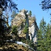 Chli Mutzenstein. Der Wanderweg führt rechts an den Felsen vorbei. Für den Aufstieg zu den Leitern hier nach links um den ersten Felsen herum und zwischen den Beiden hoch zur Leiter.