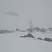 Rückblick vom Gipfelgrat zum Skidepot, Das Wetter ist nicht wirklich sonnig
