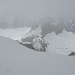 dito am Gipfel, das Maderaner Schwarz Stöckli nebelverschluckt in Bildmitte