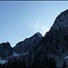 Bereits auf dem Rückweg beim Gummenwald - Blick zurück zum schneegefüllten Aufstiegscouloir (linkes Bilddrittel)
