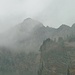 Nebelumspielte Rote Flüh (Zoom) - genau das richtige Wetter zum Klettern in den Tannheimer Bergen. Dann ist wenigstens nichts los!