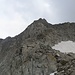 Blick zurück von der Einsattelung in die brüchige Flanke sowie auf den Gipfelgrat.
