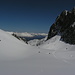 Mächtige Felswände über dem sanften Skitourengelände.<br />Im Hintergrund li Lechtaler Alpen, re Berge der Miemingergruppe