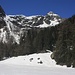 Die Alphütte Sgnòi. Von der nahe gelegenen Brücke auf 1650m geht es nun auf dem Hüttenweg steil bergauf und eine Steilstufe im Val Piumogna zu überwinden.<br /><br />Im Talschluss steht der Pizzo Lei di Cima (2680m).