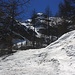 Stellenweise sehr steil, aber in festem Schnee geht es durch lichten Wald von Sgnòi hinauf zur Hochebene Alpe di Croslina.