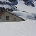 Alpe Croslina (1982m): Der Schnee auf den Dächern der Hütten ist ins Rutschen gekommen.