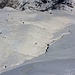 Tiefblick von der Capanna Campo Tencia (2140m) auf die Hochebene Alpe di Croslina mit diversen Spuren von Wintersportlern.