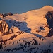Cima della Negra (2999m) und der allerhöchste Tessiner Berg Rheinwaldhorn / Adula (3402,2m) werden durch die untergehende Sonne mit warmem Licht beleuchtet.<br /><br />Rechts im Vordergrund ist der Motto Crostel (2302m).