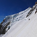 Nic in einem der steilsten Abschnitte vor der Zumsteinspitze und Colle Gnifetti, von wo sich drei weitere Skiers in die Flanke wagten.