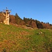 Der Schein trügt: die Sonne scheint zwar, aber ein schneidend kalter Wind zwingt zu fast winterlicher Kleiderordnung.