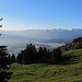 Kurz nach 6 Uhr schweift der Blick über das Rheintal hinüber ins Rätikon - dort ist noch Spätwinter, die Schesaplana reckt ihr spitzes Haupt in den Himmel.