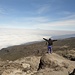 Ein Träger geniesst seine Pause, im Hintergrund Mt. Meru