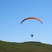 ..... und plötzlich schwebt ein Gleitschirmflieger in unmittelbarer Nähe vorbei.