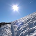 Einige wenige Schneereste können nicht den finalen Anstieg zum Hohen Kasten verhindern. Die Strahlensonne schwebt am heute eiskalten Frühlingshimmel.