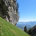 ..... unter eindrucksvollen Felswänden nach Brunnenberg. Ein schöner Frühlingstag geht dem Ende entgegen.