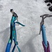 zwei Helfer im Schnee/Eisfeld 