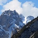 Auf einer Alpstein-Tour darf auch ein Foto vom Altmann nicht fehlen. Ob das Gipfelkreuz im linken Bilddrittel auf dem [peak2584 Hundstein 2157 m] oder einem Gipfel der Widderalpstöck steht bin ich mir nicht ganz sicher