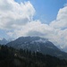 Über den Ruhsitz und den Chli Rossberg, der Beschilderung Naturweg folgend, näheren wir uns weit ausholend Brülisau. Über der Alp Sigel türmen sich Wolken auf