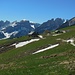 Die schön gelegenen Hütten der Alp Sigel mit den Türmen und Wänden des Alpsteins im Hintergrund