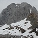 Die prächtige Südwand des Altmann. Gut zu erkennen ist der noch mit Schnee gefüllte Schaffhauser Kamin rechts im Bild.