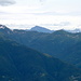 Blick über das Valle Morobbia zum Passo San Jorio mit der Marmontana (links), dem Monte Legnone sowie den Bergamasker Alpen 