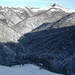Veduta dall'Alpe Alveggia verso nord, con una torretta per la caccia. Come si vede nella foto, la Valle della Crotta si dirama in un numero elevato di vallette laterali.