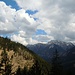 Erster Blick auf die Ammergauer Kreuzspitze, vor dem Ausläufer des Weitalpspitz