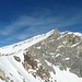 Hier sieht man den gesamten Gipfelaufstieg: Der Weg führt am rechten Rand der großen Schneeflanke hinauf
