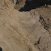 Vue plongeante sur l'énorme socle de dalles calcaires qui borde la face Sud du Wiss Stöckli