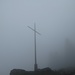 Das Kreuz bei Punkt 1438 ist von dichtem Nebel umhüllt.