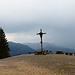 Kreuz an der Mittag Bergstation. Im Hintergrund der Grünten.