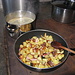 la cena a base di minestra e patate rosolate