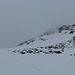La cima avvolta dalle nubi.
A differenza del percorso che proviene dalla Valtournanche, dal Prarayer si sale molto di più con gli sci.